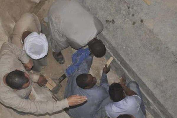 Habiacutea tres cuerpos en el sarcoacutefago hallado en Egipto