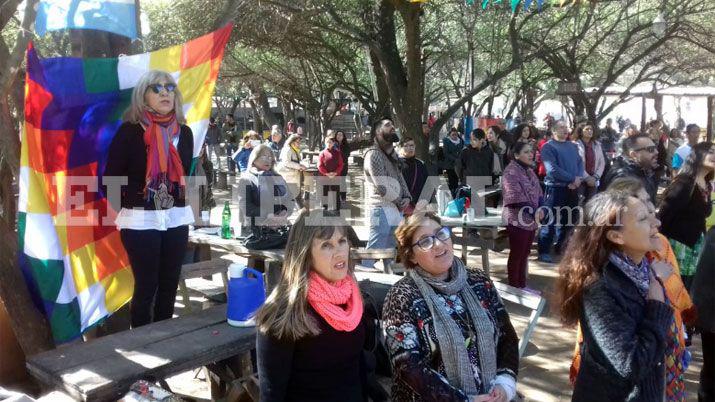 La vigilia por la Marcha de los Bombos ya reuacutene a los santiaguentildeos