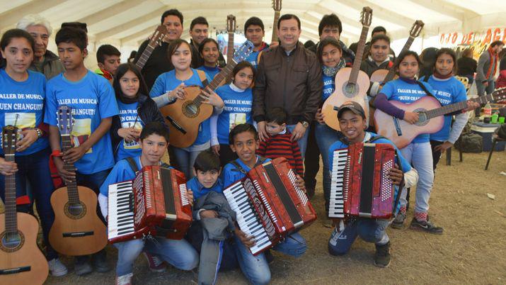 Sexta edicioacuten de la Marcha de las Cuerdas y Fuelles Santiaguentildeos