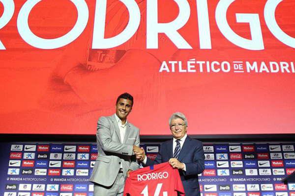 Rodrigo firmoacute con el Atleacutetico Madrid 