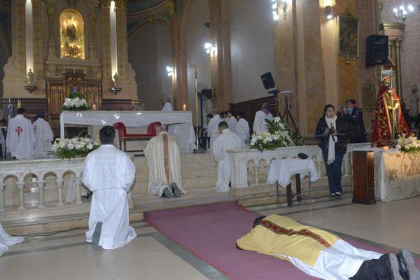 El obispo de la Dioacutecesis local monsentildeor Vicente Bokalic ordenoacute sacerdote al diaacutecono Carlos Paz