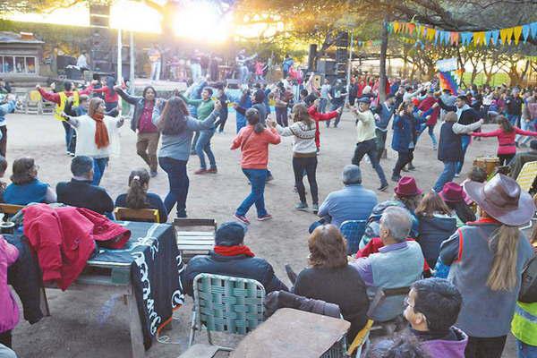 La vigilia fue el punto de encuentro de santiaguentildeos y turistas