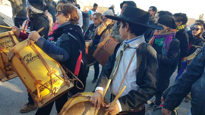 Una multitud participoacute de la Marcha de los Bombos