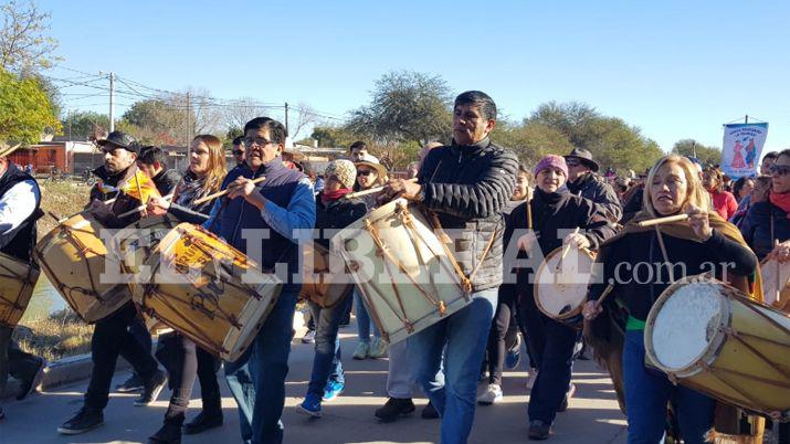 Una multitud participoacute de la Marcha de los Bombos