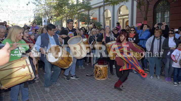 Una multitud participoacute de la Marcha de los Bombos