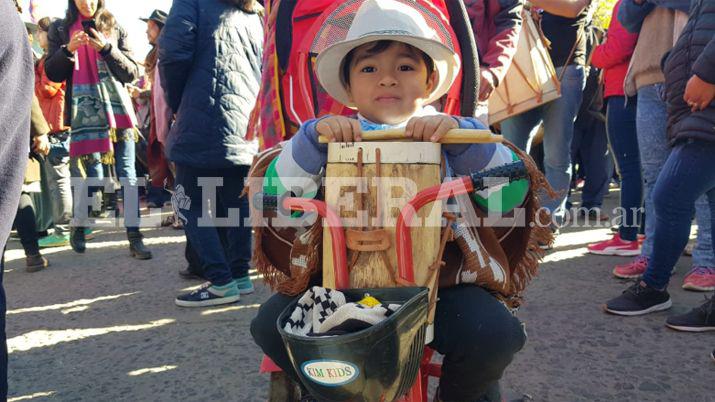 Los nintildeos tambieacuten se sumaron al repiquetear de los bombos