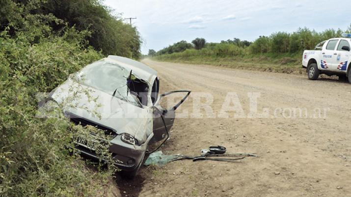 Le reventó la cubierta trasera y volcó con su automóvil
