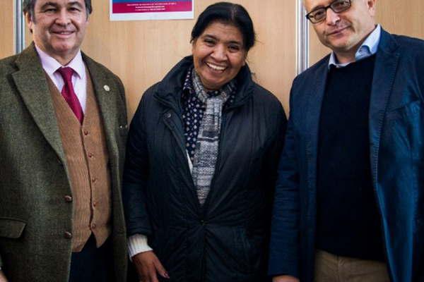 Roberto Cardarelli jefe de la misioacuten del FMI visitoacute la Rural y se sacoacute una foto con Margarita Barrientos