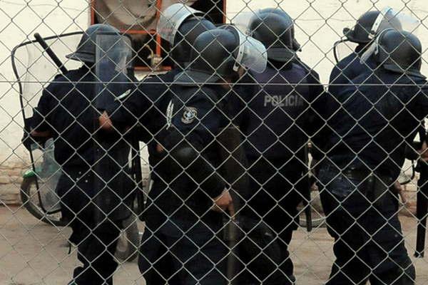 Dos presos por agredir a policiacuteas en Campo Gallo