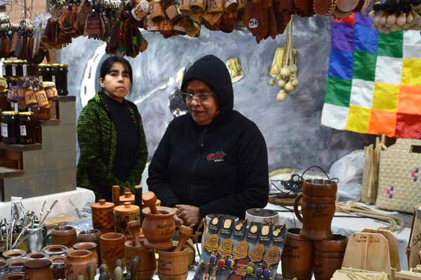 A los turistas les gustan las artesaniacuteas de la provincia