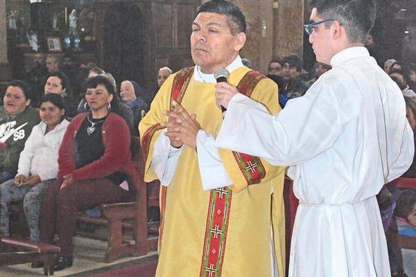 El diaacutecono Carlos Paz oficiaraacute hoy su primera  misa en la parroquia Cristo Rey de La Banda