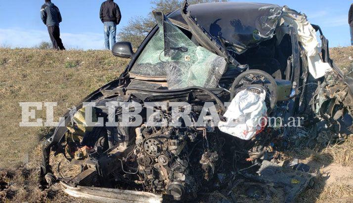 Un joven de 19 antildeos murioacute tras violento choque contra un camioacuten