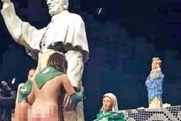 Actores bailaron desnudos y con pantildeuelos verdes alrededor de figuras del papa Francisco y la Virgen Mariacutea