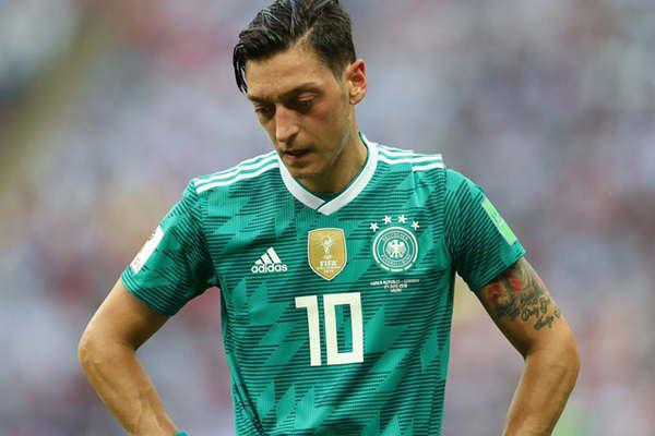 Ozil se cansoacute de las criacuteticas y renuncioacute a la seleccioacuten alemana