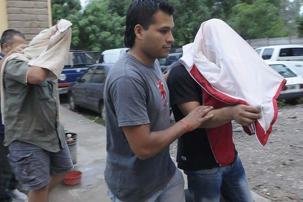 Dos choferes salieron de caravana en la ambulancia