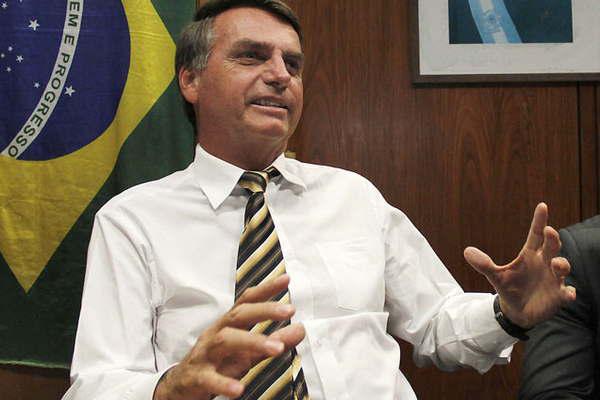 El ultraderechista Bolsonaro asume candidatura en Brasil