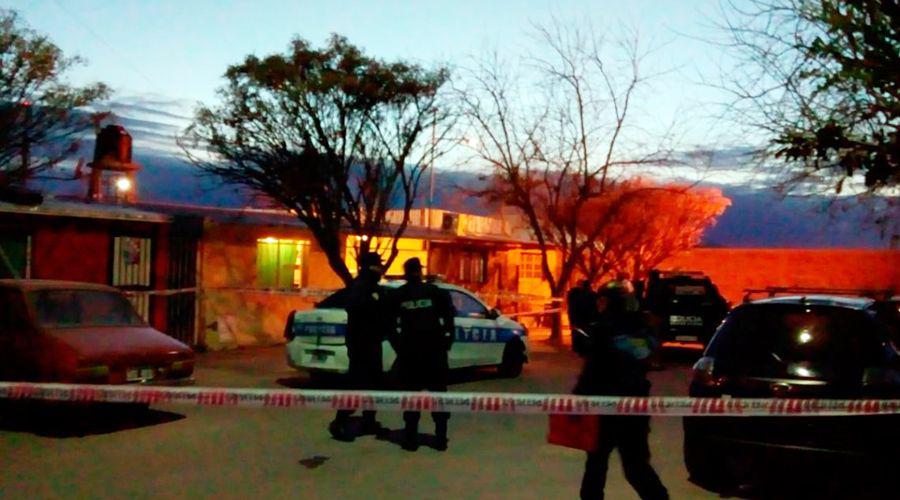 Asesinaron a puntildealadas a una mujer su hija y un nene de 4 antildeos