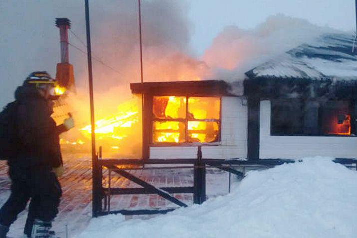 El incendio redujo a escombros a la confitería La Piedra en el centro La Hoya en la ciudad chubutense de Esquel
