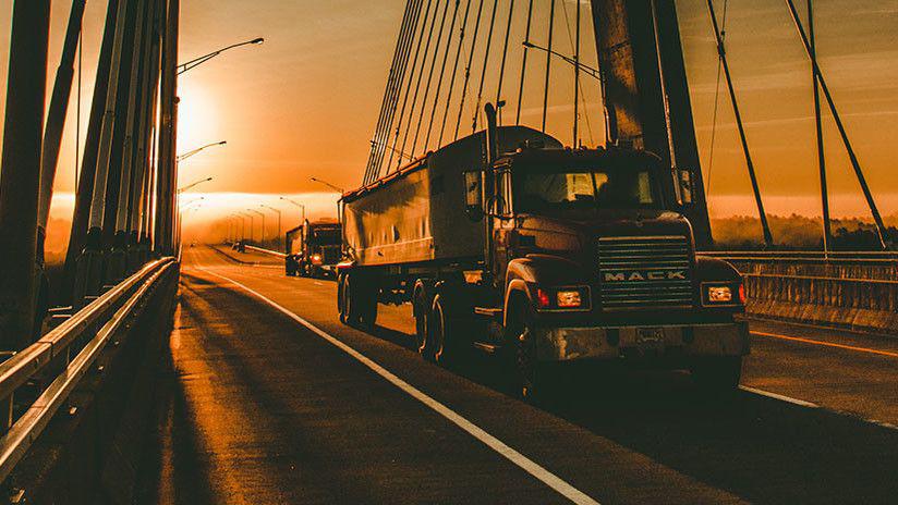 Impactante- Un camioacuten quedoacute colgado de un puente al sur de Estados Unidos