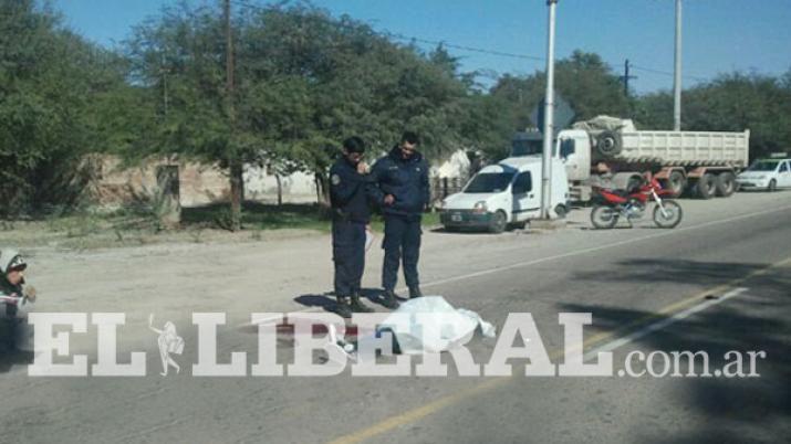 Perdioacute el control de su moto chocoacute un colectivo y murioacute