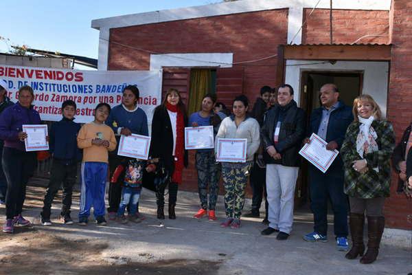 La provincia entregoacute viviendas sociales a familias bandentildeas