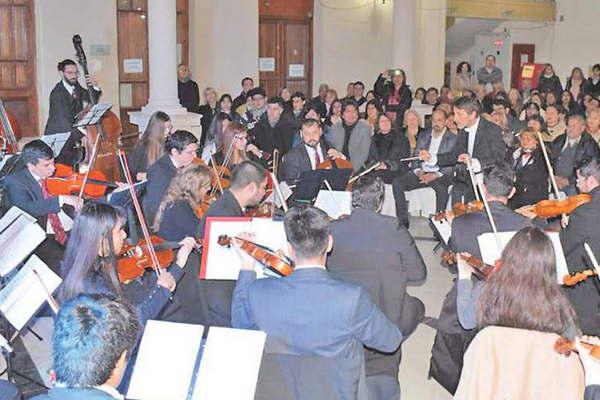 Norma Fuentes presencioacute el concierto de la Orquesta Estable de la Unse