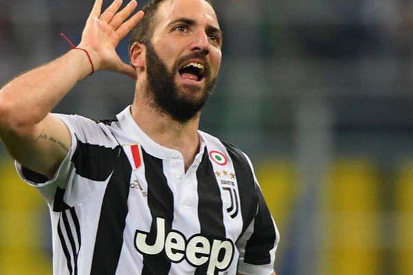 El Milan se suma a la pelea por Higuaiacuten 