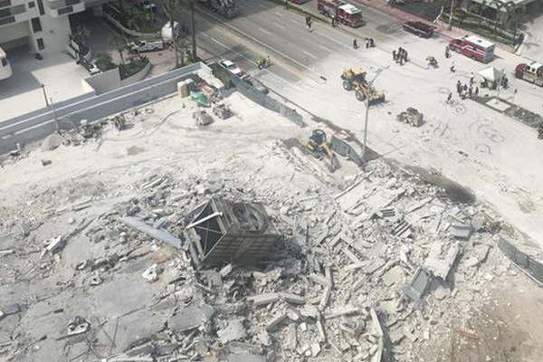Colapsoacute un edificio en Miami y dejoacute al menos un herido en estado criacutetico