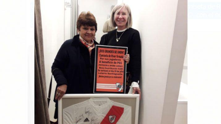 La asociacioacuten PEC premioacute a la ganadora de la Rifa Solidaria