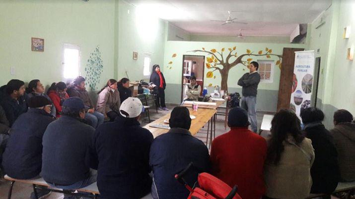 Capacitan a productores de la Agricultura Familiar a cosechar sus propias semillas