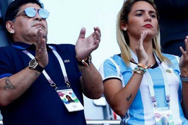 Diego Maradona anuncioacute que contraeraacute matrimonio con su pareja Rociacuteo Oliva