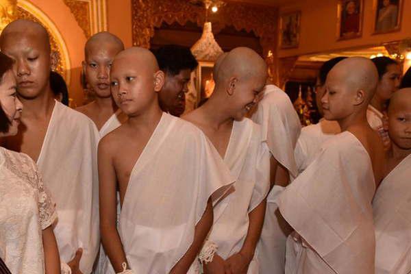 Los chicos de la cueva se ordenaraacuten monjes budistas