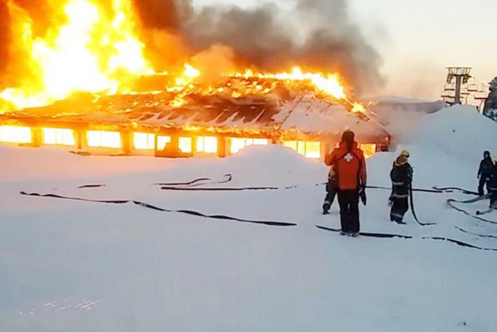 El siniestro destruyó completamente la confitería del centro de esquí La Hoya en Esquel
