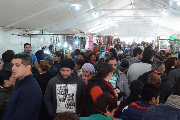 La Feria Artesanal tuvo su diacutea maacutes convocante del mes