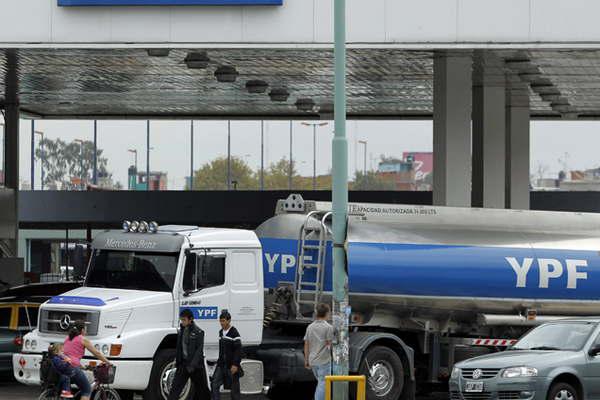 YPF enfrenta demandas judiciales por conflictos del siglo pasado