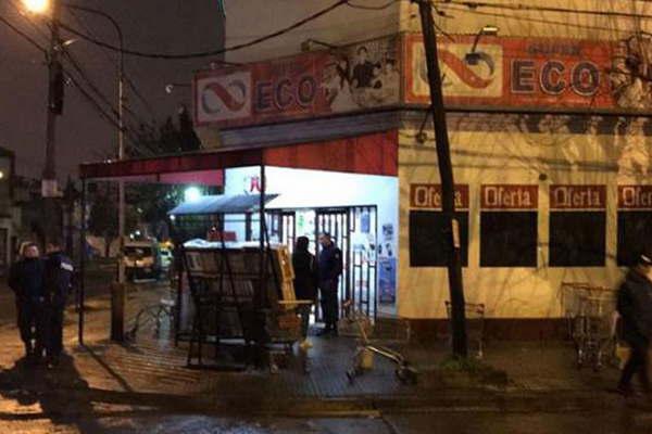 Policiacutea de servicio matoacute a ladroacuten tras un asalto a supermercado chino