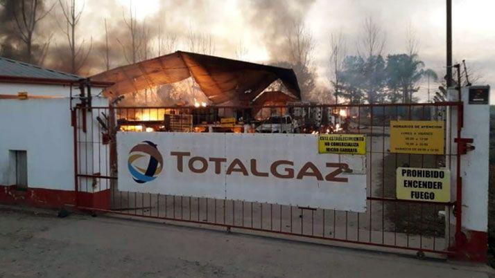 VIDEOS  Tucumaacuten- explosioacuten en depoacutesito de garrafas