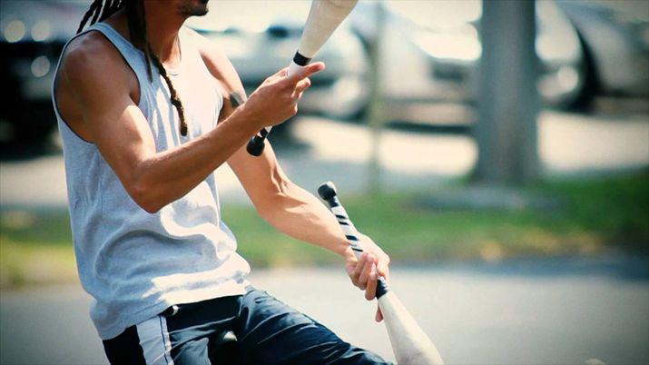 Artista callejero denuncioacute que un hippie le roboacute sus clavas