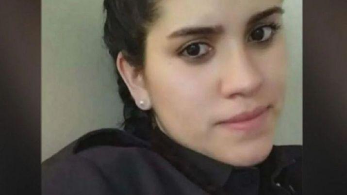 Balearon en el cuello a una mujer policiacutea para robarle la reglamentaria