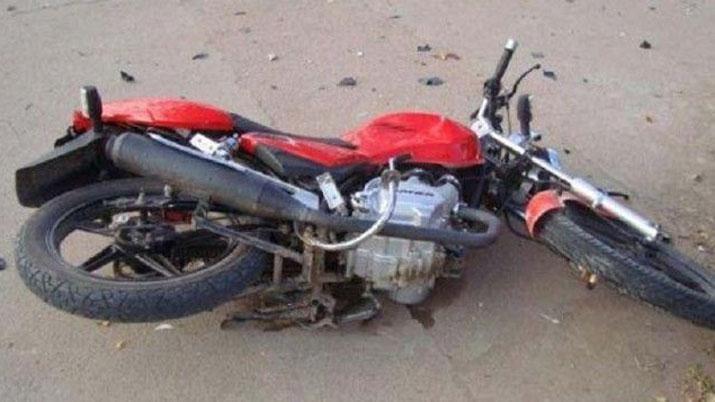Chocoacute con su moto a un auto en avenida Lugones y sufrioacute varias heridas