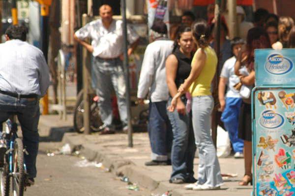 Esperaba el colectivo y un motociclista la acosoacute y se zafoacute