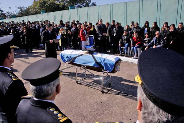 Despidieron con honores a Lourdes la joven policiacutea asesinada de un balazo 