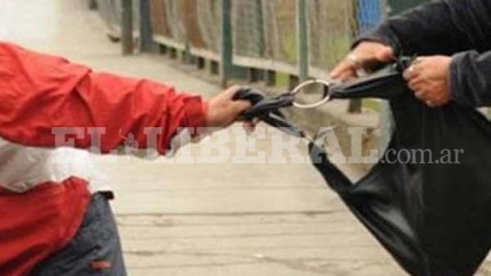 Jubilada sufrió un arrebato cuando regresaba a su hogar