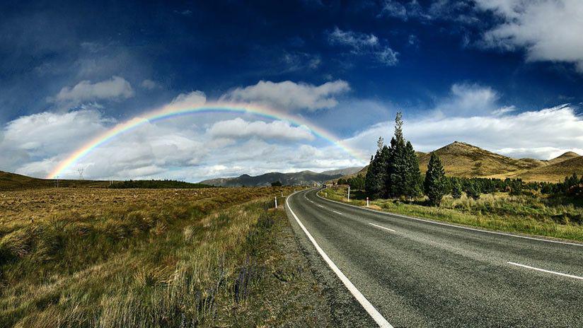Un automovilista fotografiacutea la figura de un aacutengel guardiaacuten sobre el horizonte