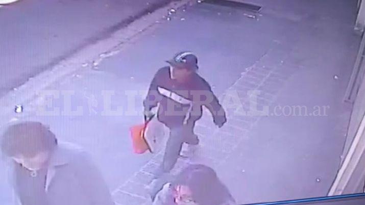 VIDEO Lo filmaron robando una notebook y quedoacute detenido