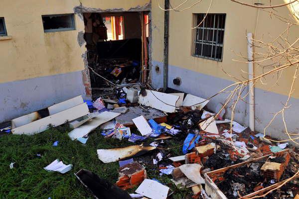 Vidal criticoacute la utilizacioacuten poliacutetica de los muertos en la escuela de Moreno