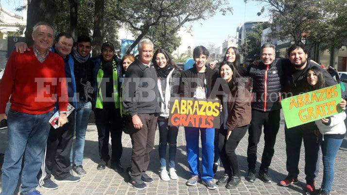 Joacutevenes regalaron abrazos por el centro santiaguentildeo