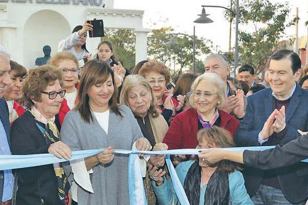 Zamora y Norma Fuentes habilitaron la remodelacioacuten de la histoacuterica plaza Belgrano