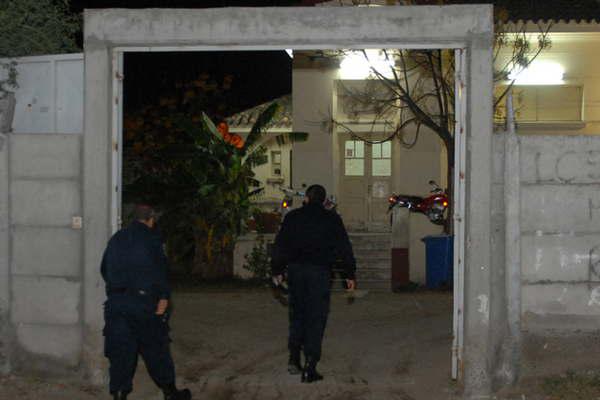 Bebioacute hasta el hartazgo  y perecioacute calcinado  al caer en el fuego