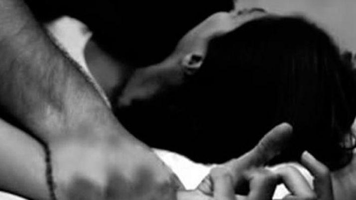 Denuncioacute que su esposa fue abusada por un amigo de la familia